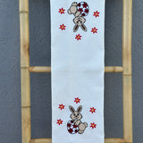 Pano com 2 bordados - Coelho com Flores