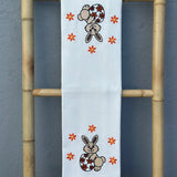 Pano com 2 bordados - Coelho com Flores
